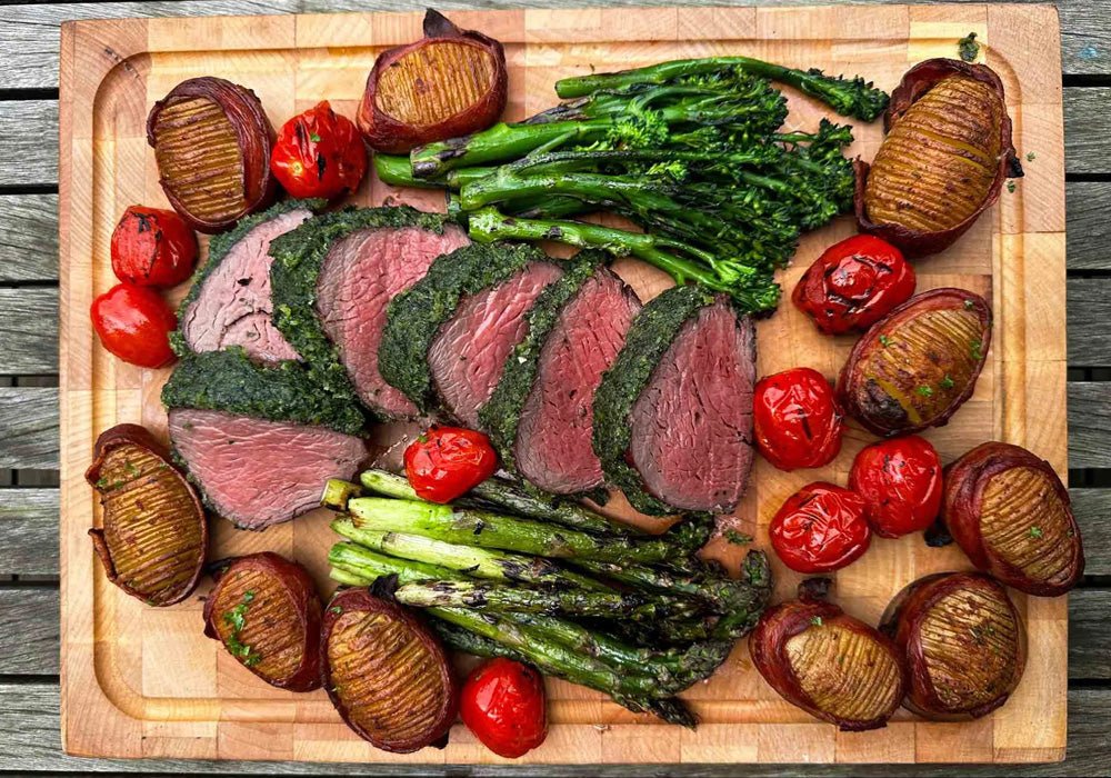 Ossenhaas met kruidenkorst en hasselback aardappeltjes met geroosterde groenten - Beef Boutique