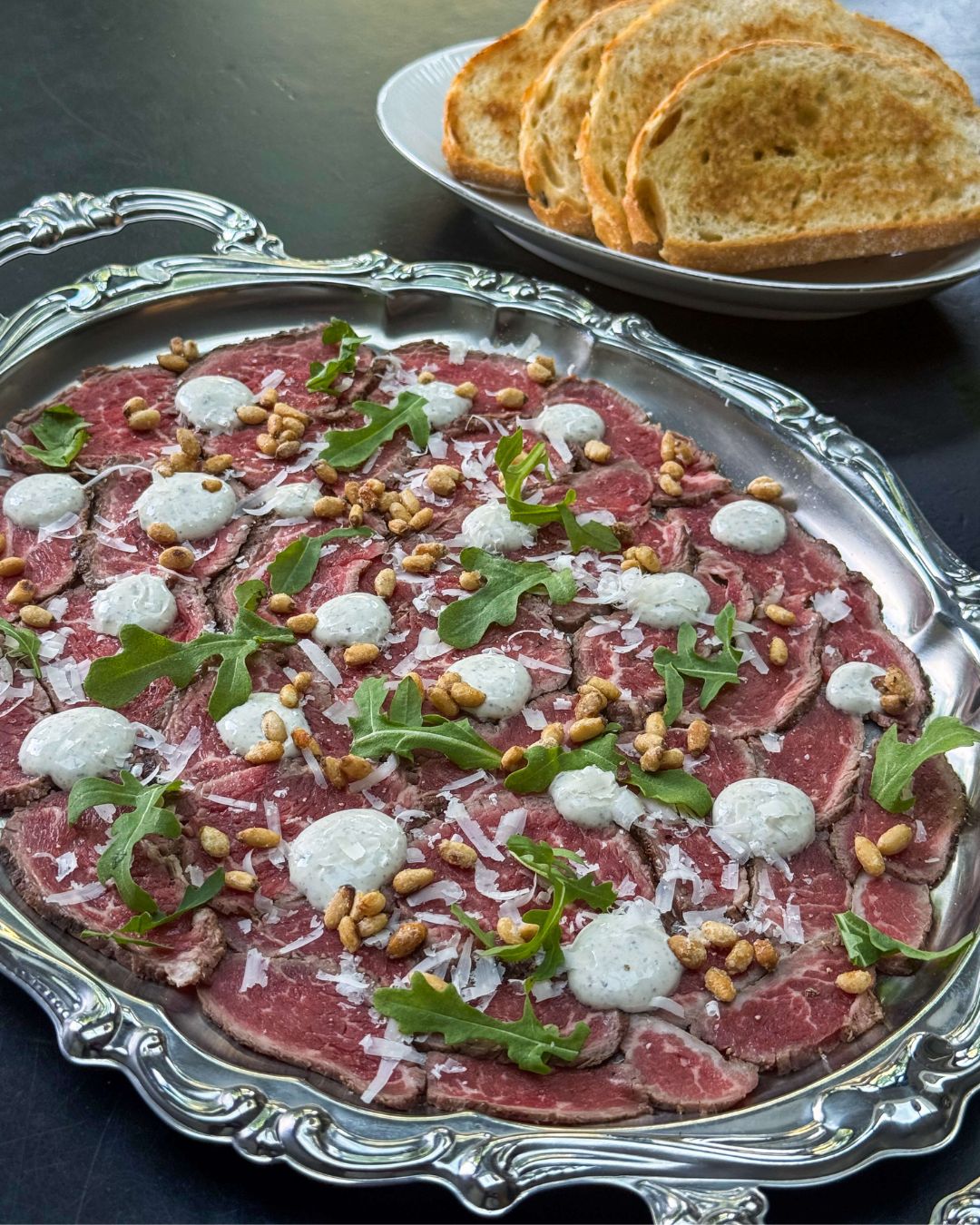Geroosterde Diamanthaas Carpaccio met Gepofte Knoflook-Truffel-Crème - Beef Boutique