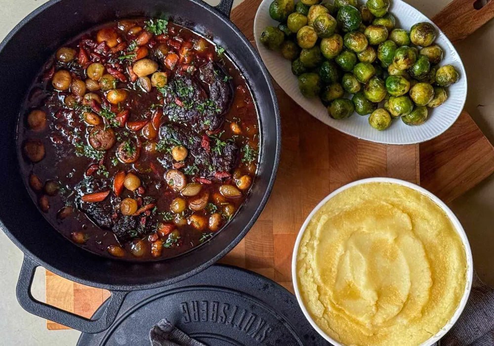 Beef Bourguignon met aardappel-knolselderijpuree en gebakken spruitjes - Beef Boutique
