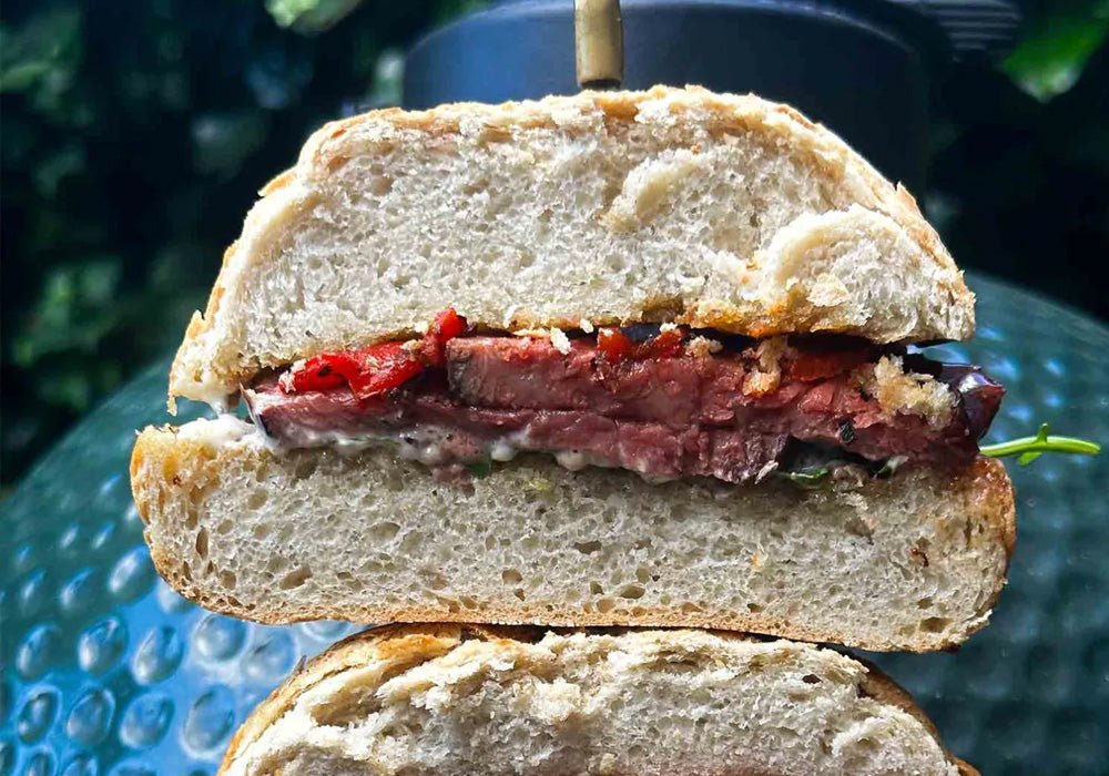 Denver Steak sandwich met gegrilde paprika en knoflook-Parmezaan saus - Beef Boutique