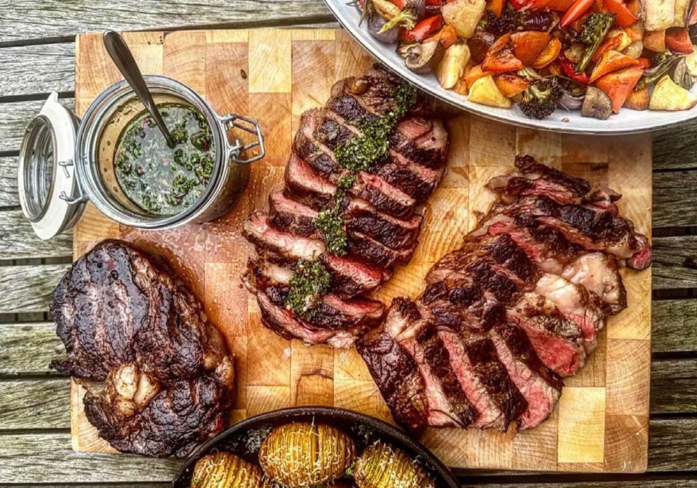 Ribeye met geroosterde groenten, hasselback aardappelen en chimichurri - Beef Boutique