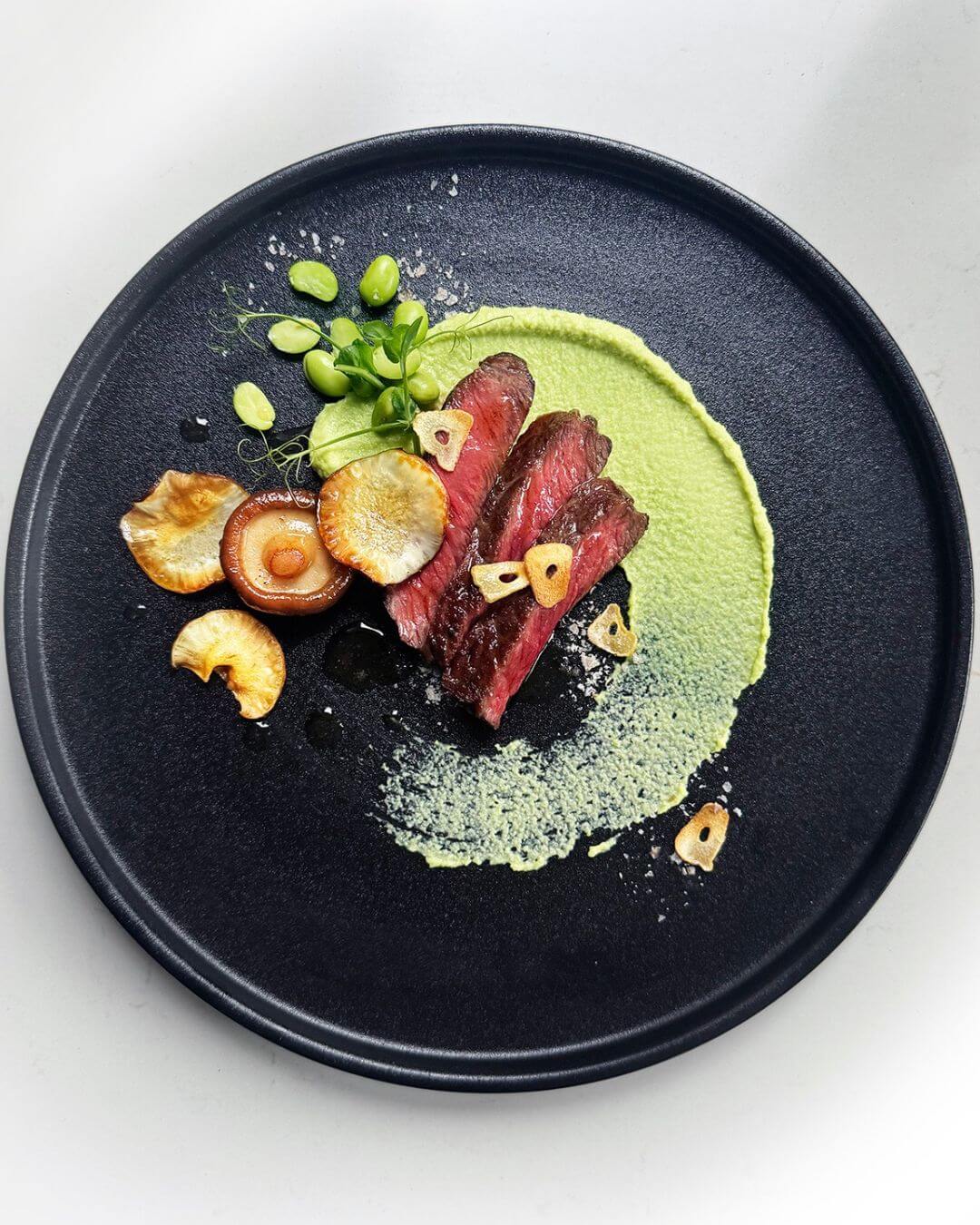 Wagyu Denver Steak met edamamecrème, shiitake en krokante aardpeer- en knoflookchips
