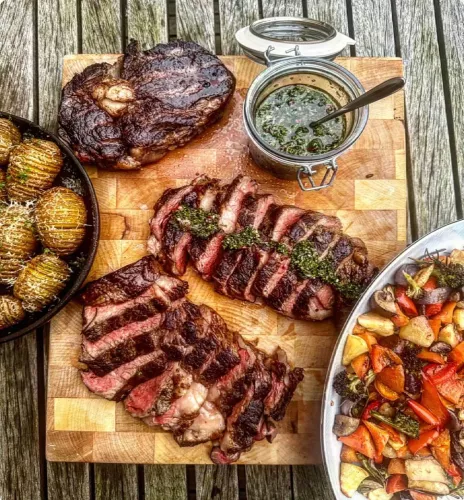 Ribeye met geroosterde groenten, hasselback aardappelen en chimichurri