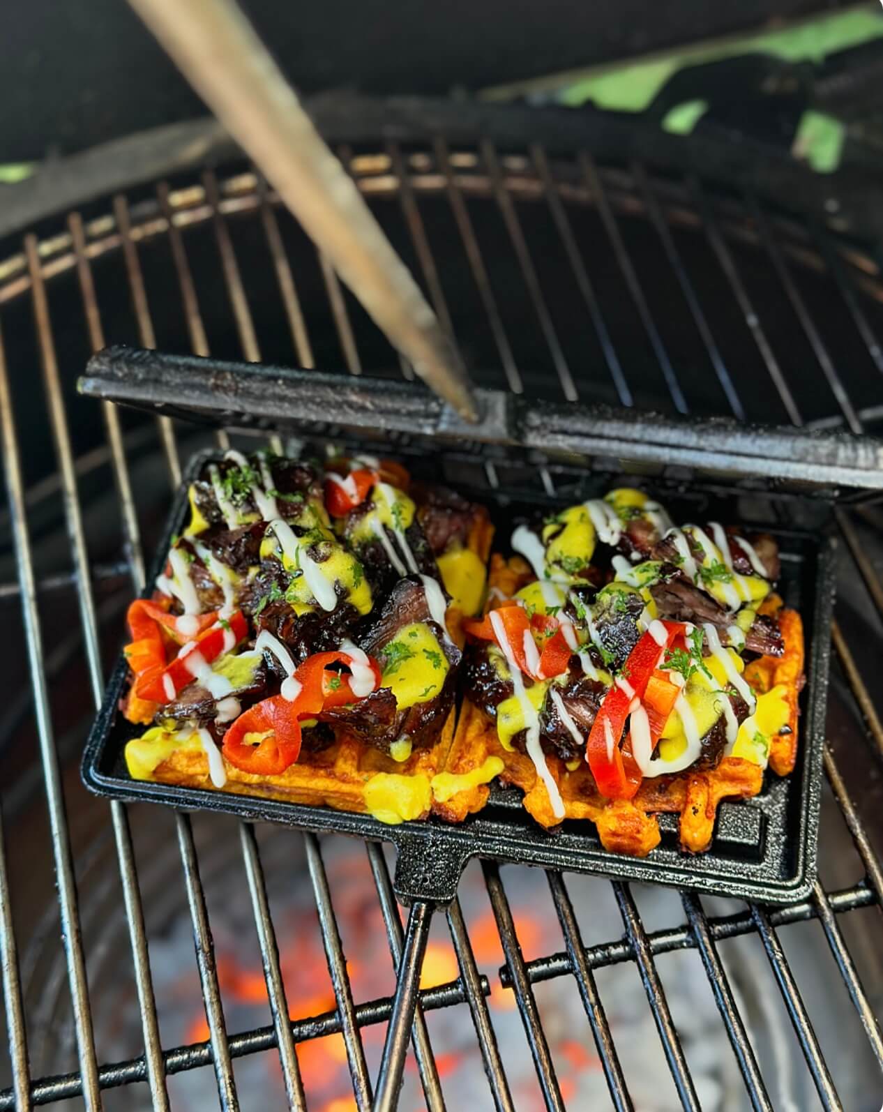 Loaded zoete aardappel cheddar wafels met Chuck Roll burnt ends