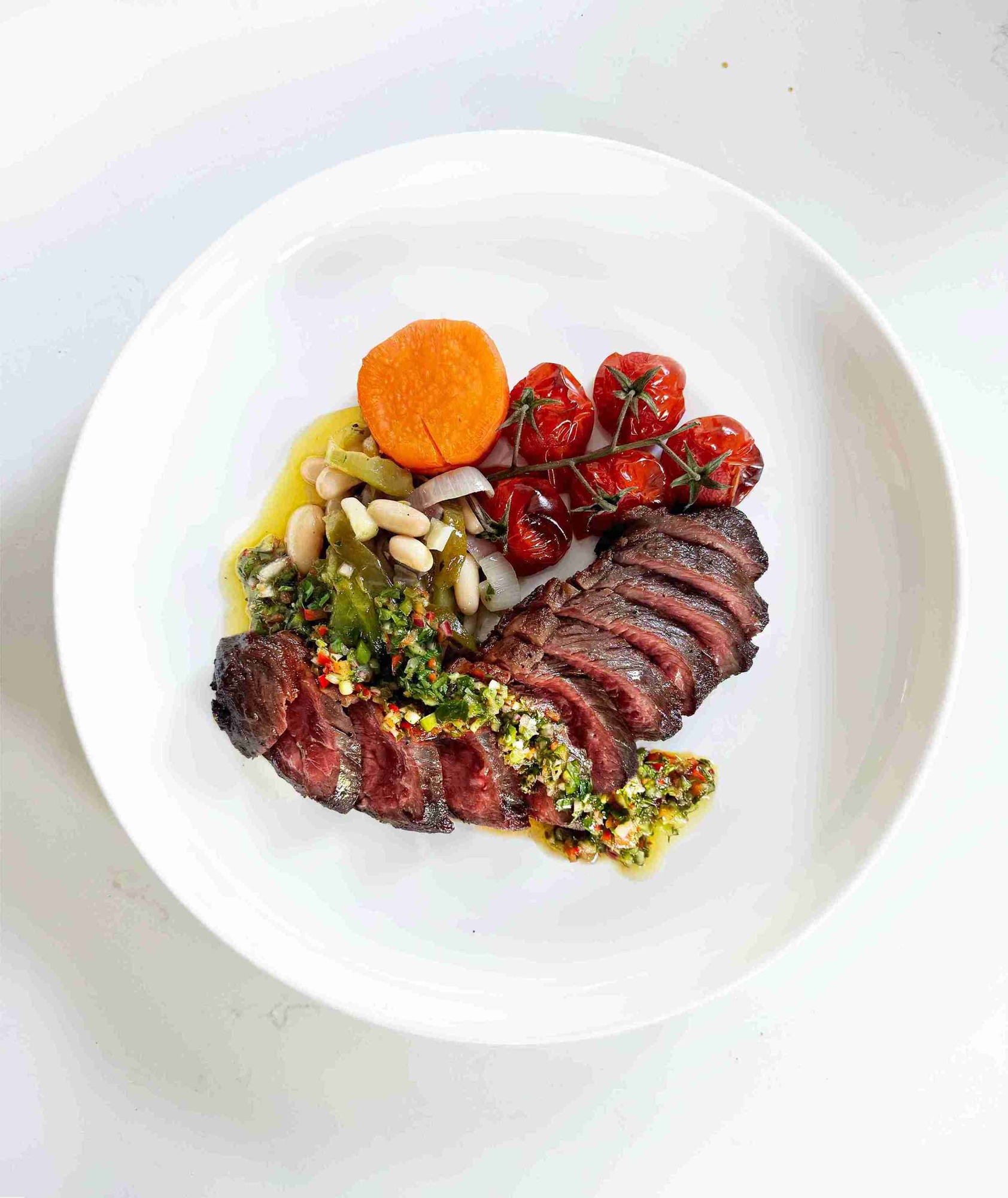 Picanha met chimichurri, witte bonensalade en zoete aardappel